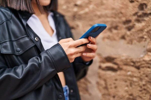 Jovem Bela Mulher Hispânica Usando Smartphone Sobre Fundo Pedra Isolado — Fotografia de Stock