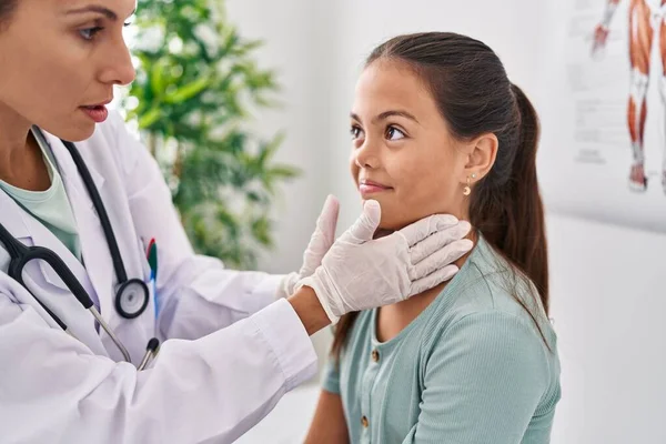 Vrouw Meisje Arts Patiënt Onderzoeken Keel Kliniek — Stockfoto