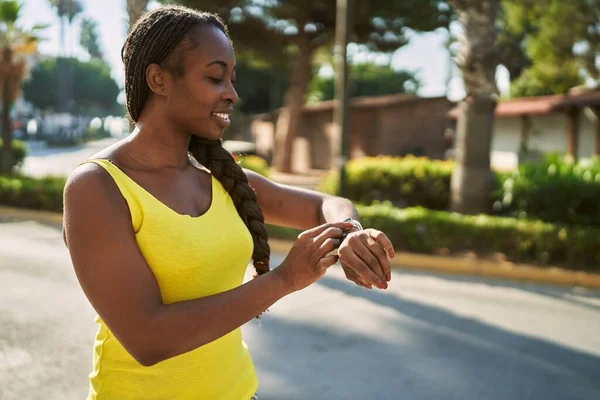 Afrikansk Amerikansk Kvinna Sportkläder Tittar Stoppur Gatan — Stockfoto