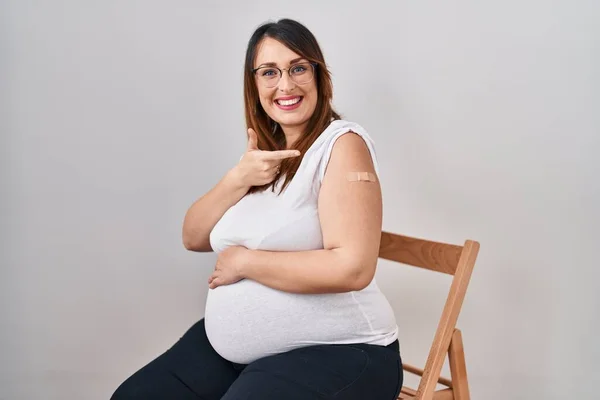 Těhotná Žena Nosí Náplast Injekci Vakcíny Úsměvem Ukazující Rukou Prstem — Stock fotografie