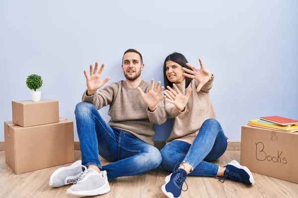 Jong Stel Verhuizen Naar Een Nieuw Huis Bang Doodsbang Met — Stockfoto