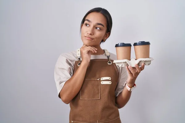 Mujer Hispana Joven Usando Delantal Camarera Profesional Sosteniendo Café Con —  Fotos de Stock