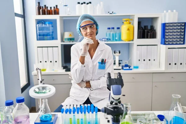 Brunette Woman Working Scientist Laboratory Hand Chin Thinking Question Pensive — Stock Photo, Image