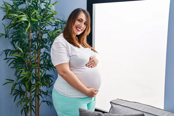 Mladá Těhotná Žena Usměvavá Sebevědomě Dojemné Břicho Doma — Stock fotografie