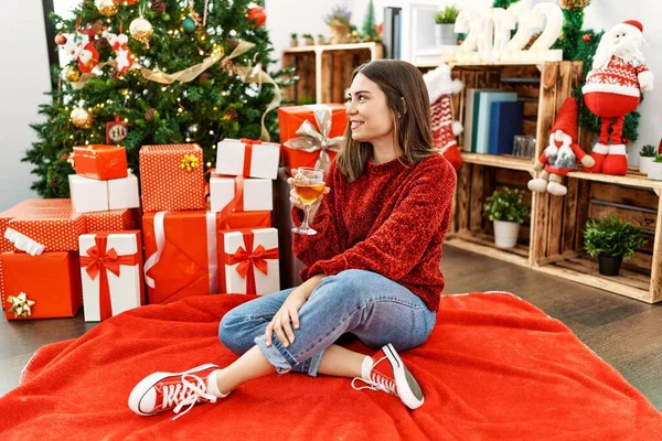 Mladý Hispánec Dívka Pití Šampaňské Sedí Vánočního Stromku Doma — Stock fotografie