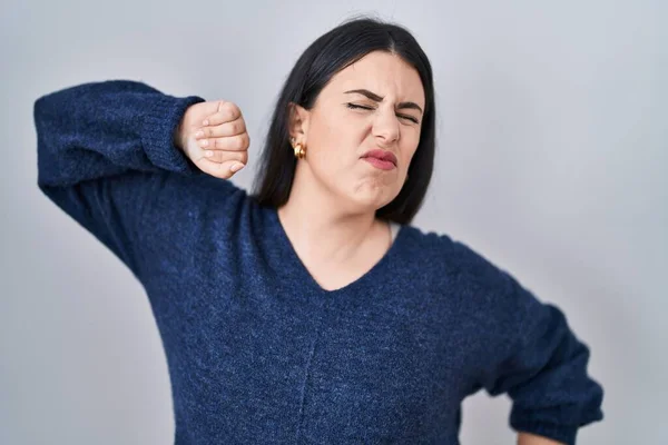 Jeune Femme Brune Debout Sur Fond Isolé Étirant Dos Fatiguée — Photo