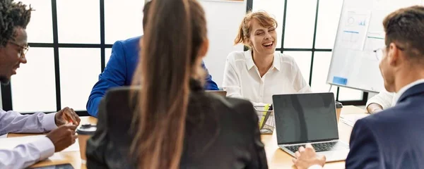 Група Бізнесменів Посміхається Щаслива Робота Офісі — стокове фото