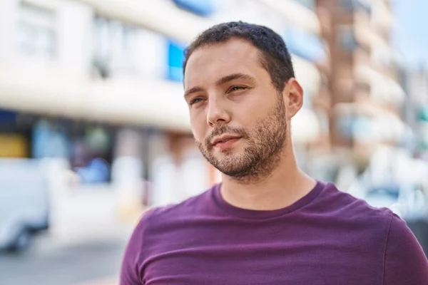 Junger Mann Mit Entspanntem Gesichtsausdruck Steht Auf Der Straße — Stockfoto