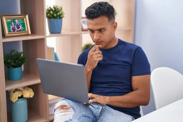 Giovane Uomo Latino Con Computer Portatile Seduto Sul Tavolo Casa — Foto Stock