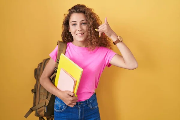 Mulher Caucasiana Jovem Usando Mochila Estudantil Segurando Livros Sorrindo Fazendo — Fotografia de Stock