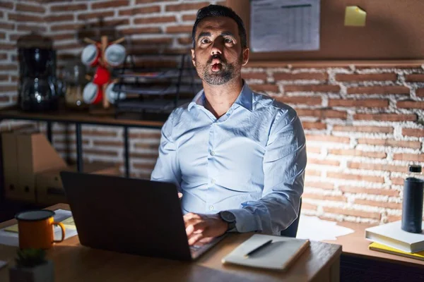 Hispanic Man Med Skägg Arbetar Kontoret Natten Gör Fisk Ansikte — Stockfoto