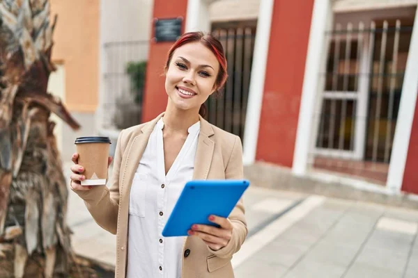 Jovem Mulher Caucasiana Empresária Usando Touchpad Beber Café Rua — Fotografia de Stock