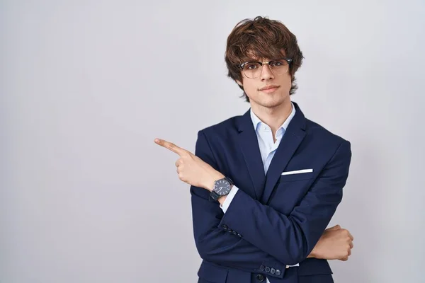 Ισπανόφωνος Επιχειρηματίας Νεαρός Άνδρας Φορώντας Γυαλιά Που Δείχνουν Χέρι Δάχτυλο — Φωτογραφία Αρχείου