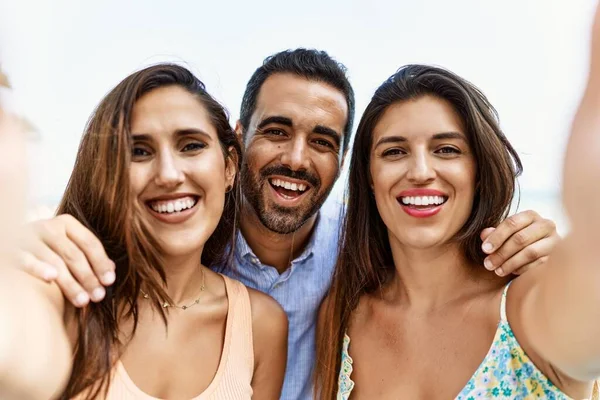 Drie Jonge Spaanse Vrienden Glimlachen Gelukkig Knuffelen Maken Selfie Door — Stockfoto