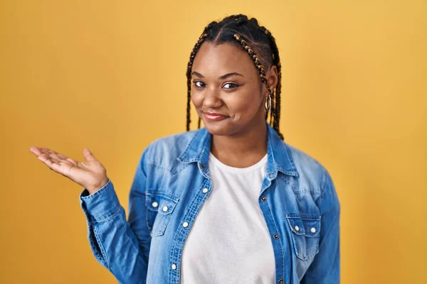 African American Woman Braids Standing Yellow Background Smiling Cheerful Presenting — ストック写真