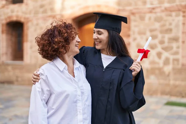 Dos Mujeres Madre Hija Abrazándose Mutuamente Teniendo Diploma Universidad Del — Foto de Stock