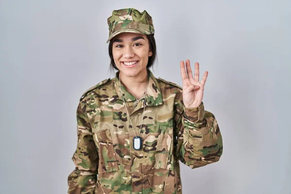 Jovem Sul Asiático Mulher Vestindo Camuflagem Exército Uniforme Mostrando Apontando — Fotografia de Stock