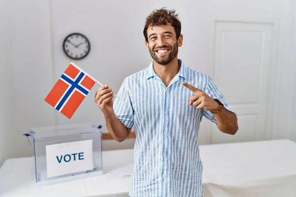 Junger Gutaussehender Mann Bei Wahlkampfveranstaltung Mit Norwegischer Fahne Und Glücklich — Stockfoto