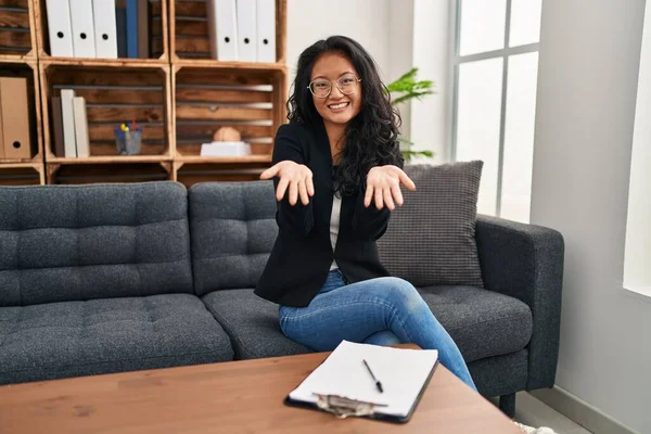 Young Asian Woman Consultation Office Smiling Cheerful Offering Hands Giving — Φωτογραφία Αρχείου