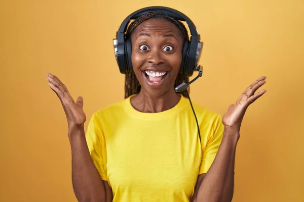 Mujer Afroamericana Escuchando Música Usando Auriculares Celebrando Locos Sorprendidos Por —  Fotos de Stock