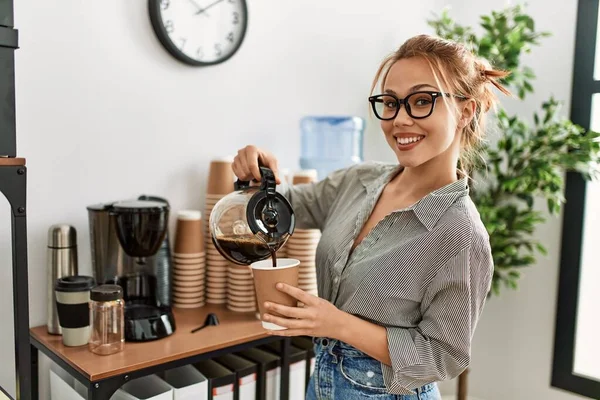 Junge Kaukasische Geschäftsfrau Gießt Büro Kaffee Auf Take Away Glas — Stockfoto