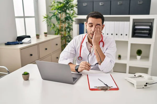 Young Hispanic Man Wearing Doctor Uniform Stressed Working Clinic — Foto Stock