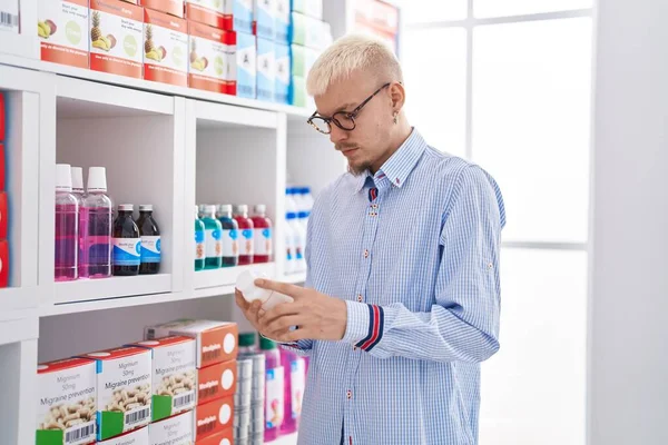 Young Caucasian Man Customer Looking Pills Bottle Pharmacy — Stock Photo, Image