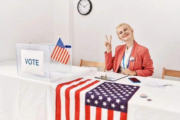 Mulher Branca Bonita Que Trabalha Campanha Política Que Sorri Que — Fotografia de Stock