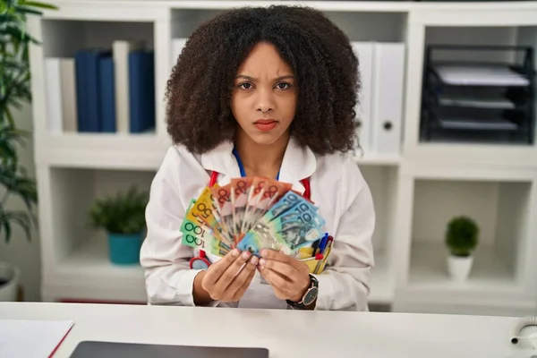 Ung Afrikansk Amerikansk Läkare Kvinna Som Innehar Australiska Dollar Sedlar — Stockfoto