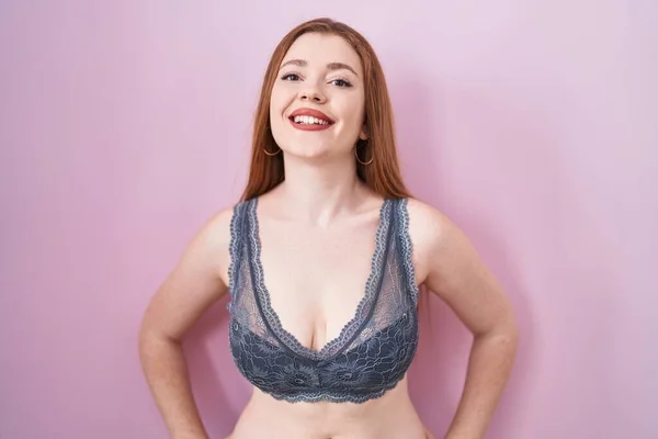 Roodharige Vrouw Draagt Lingerie Roze Achtergrond Met Een Vrolijke Coole — Stockfoto