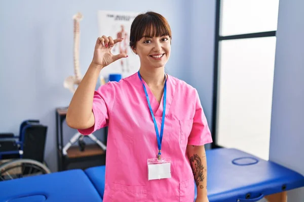 Ung Brunett Kvinna Som Arbetar Rehabiliteringskliniken Ler Och Säker Gest — Stockfoto