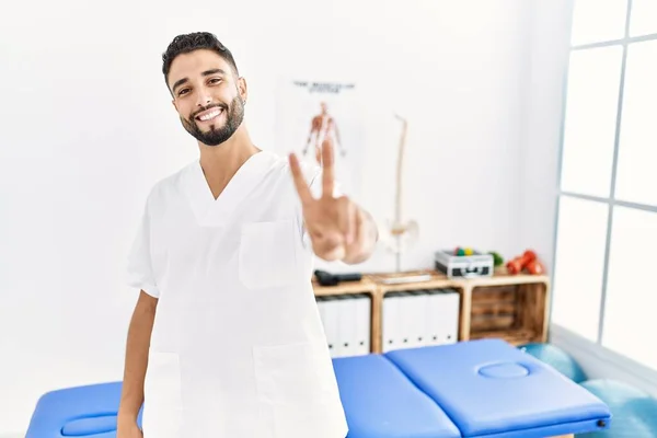 Ein Junger Gutaussehender Mann Mit Bart Der Einer Schmerzklinik Arbeitet — Stockfoto