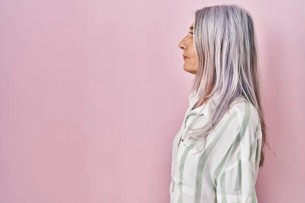 Middle Age Woman Grey Hair Standing Pink Background Looking Side — Stock Photo, Image