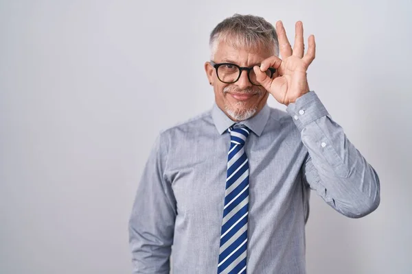 Spaanse Zakenman Met Grijs Haar Draagt Bril Doet Gebaar Met — Stockfoto