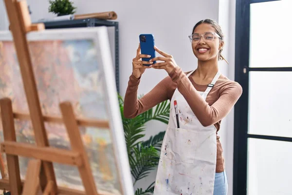 Genç Afrikalı Amerikalı Kadın Sanatçı Gülümsüyor Sanat Stüdyosunda Resim Çektiriyor — Stok fotoğraf