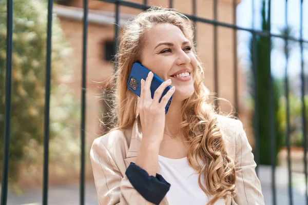 Jong Blond Vrouw Glimlachen Zelfverzekerd Praten Smartphone Park — Stockfoto