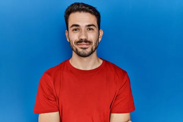 Young Hispanic Man Beard Wearing Red Shirt Blue Background Happy — Stok fotoğraf