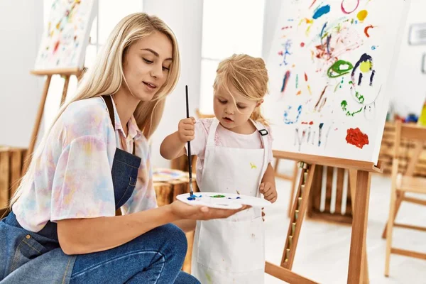 母亲和女儿在画室里自信地微笑着画画 — 图库照片