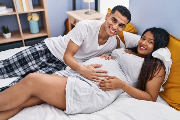 Junges Lateinisches Paar Erwartet Baby Das Auf Bett Schlafzimmer Liegt — Stockfoto