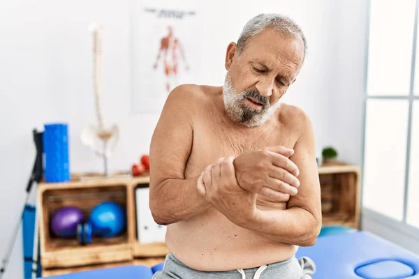 Herida Hombre Pelo Gris Mayor Esperando Rehabilitación Clínica Rehabilitación — Foto de Stock