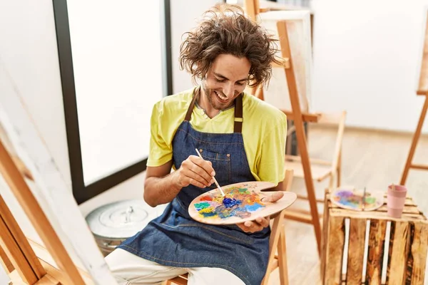 Young Hispanic Artist Man Smiling Happy Drawing Art Studio — ストック写真