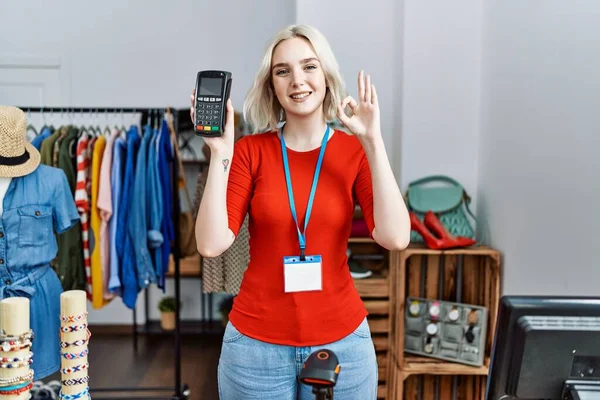 Joven Mujer Caucásica Trabajando Como Gerente Boutique Minorista Sosteniendo Datáfono — Foto de Stock