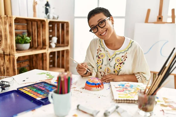 Young Hispanic Woman Smiling Confident Painting Clay Ceramic Art Studio — Stock Photo, Image