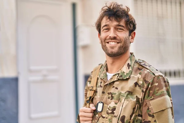 Mladý Muž Armáda Voják Usmívá Sebevědomě Ulici — Stock fotografie