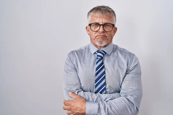 Homem Negócios Hispânico Com Cabelos Grisalhos Vestindo Óculos Céticos Nervosos — Fotografia de Stock