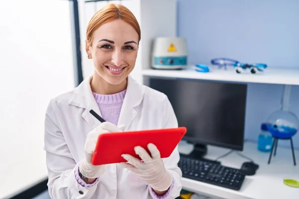 Jovem Cientista Caucasiana Sorrindo Confiante Usando Touchpad Laboratório — Fotografia de Stock