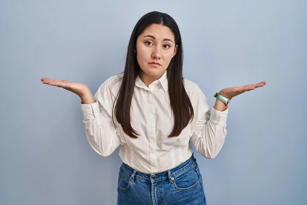 Young Latin Woman Standing Blue Background Clueless Confused Expression Arms — Zdjęcie stockowe