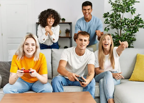 Группа Молодых Друзей Улыбающихся Счастливо Играющих Видеоигры Дома — стоковое фото