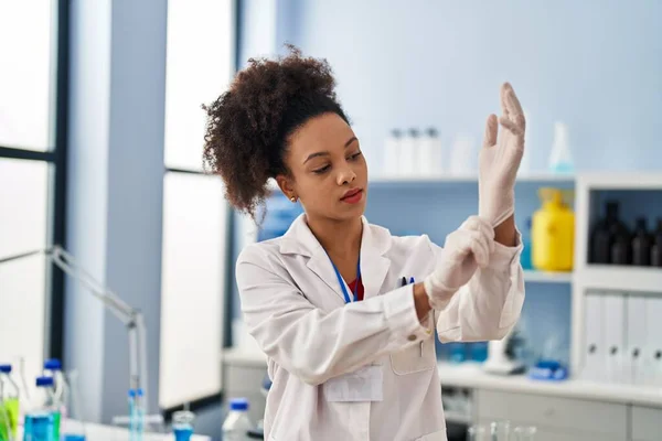 Young African American Woman Wearing Scientist Uniform Gloves Laboratory — 图库照片