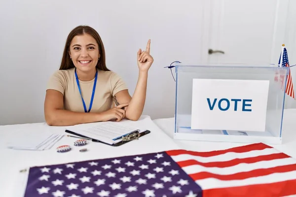 Jovem Morena Eleição Política Sentada Por Voto Sorrindo Feliz Apontando — Fotografia de Stock